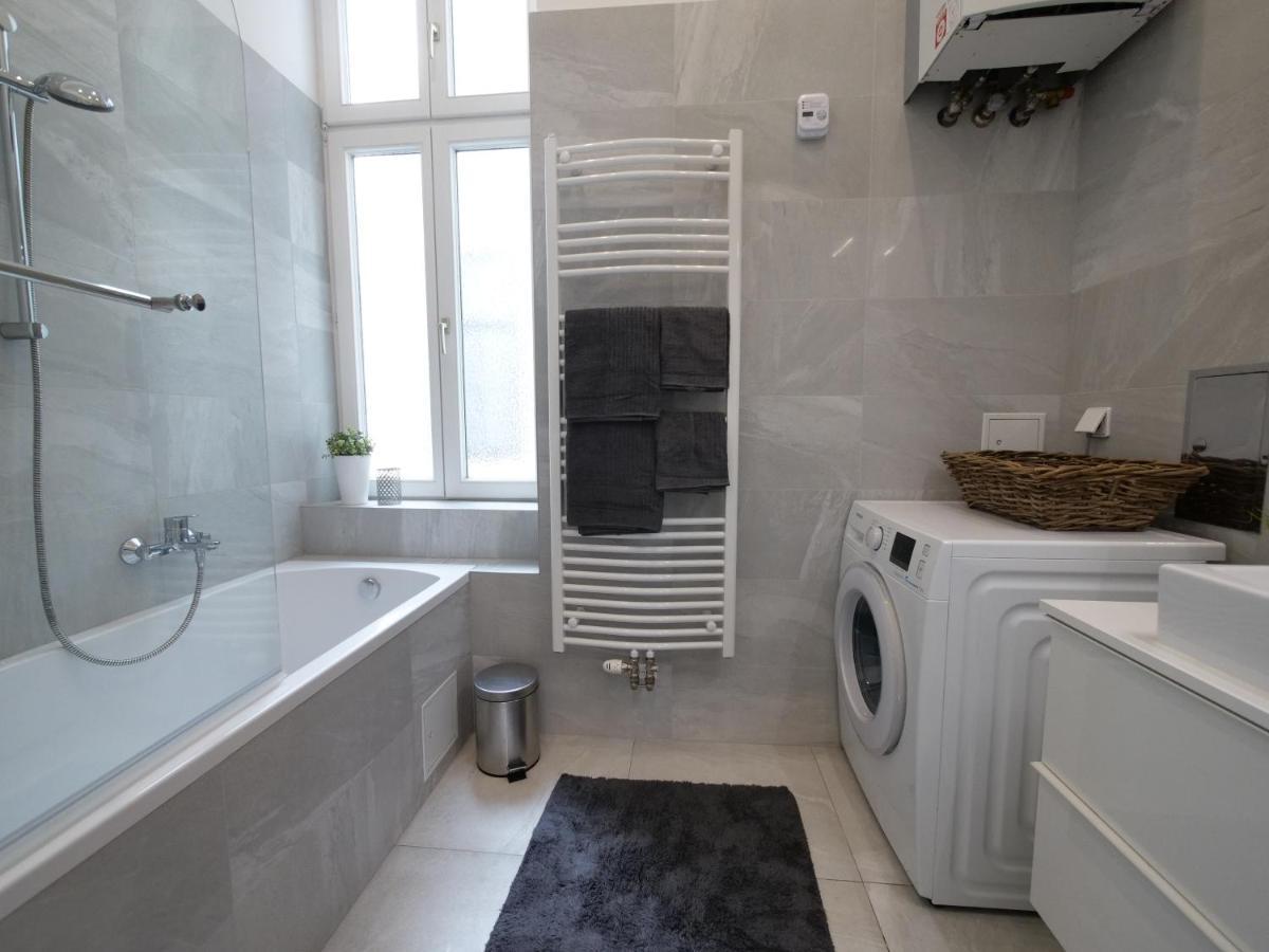 Stylish City Center Apartment Виена Екстериор снимка